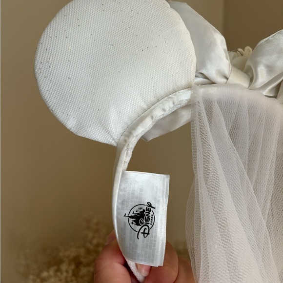 Disney Bride - White Minnie Mouse Ears with Veil - Picture 3 of 4